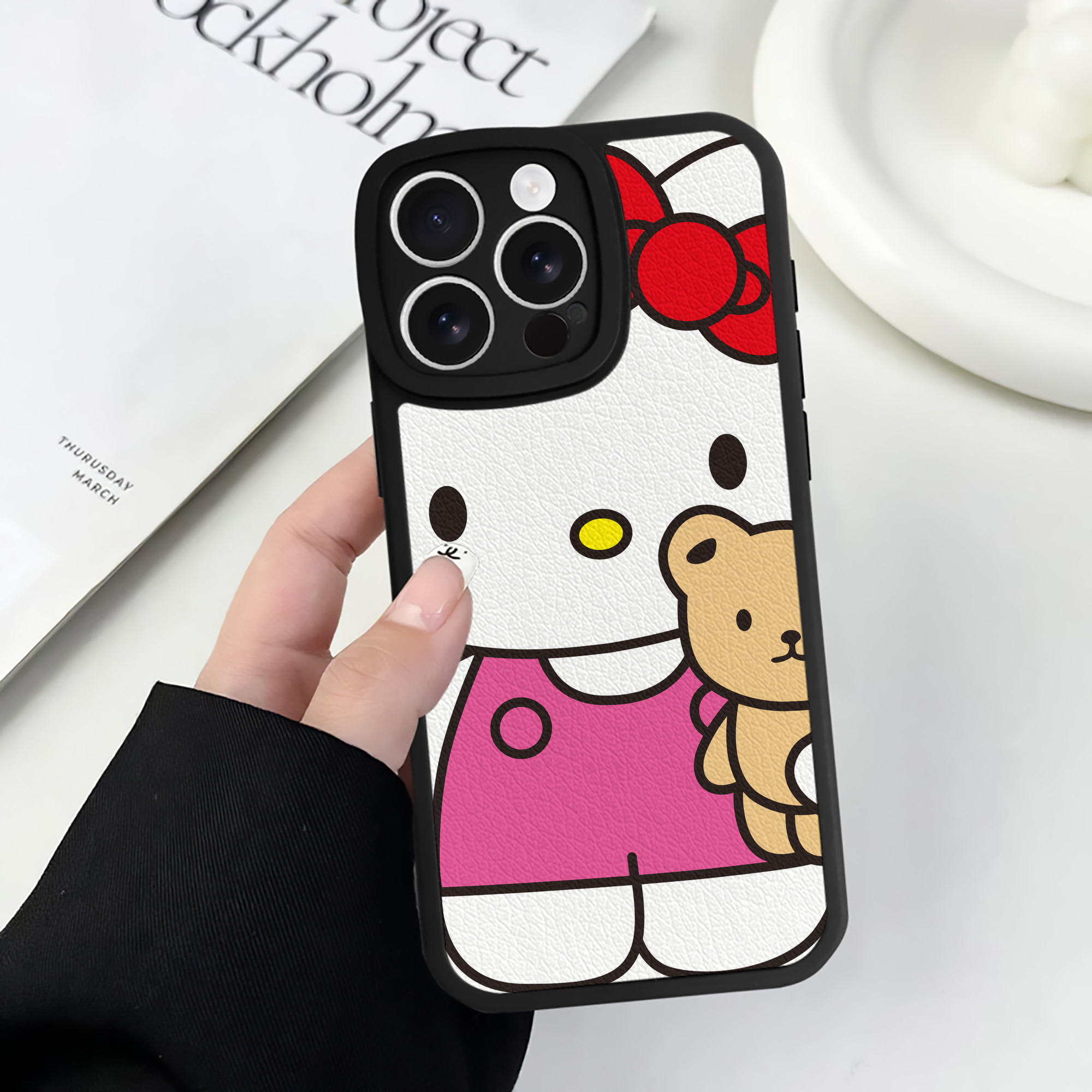 （画像用） Hello Kitty ハローキティ 【iPhone 16シリーズ対応】シリコンスマホケース（レザー調） 材質：シリコン